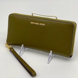 Michael Kors Continental Wallet Wristlet D…